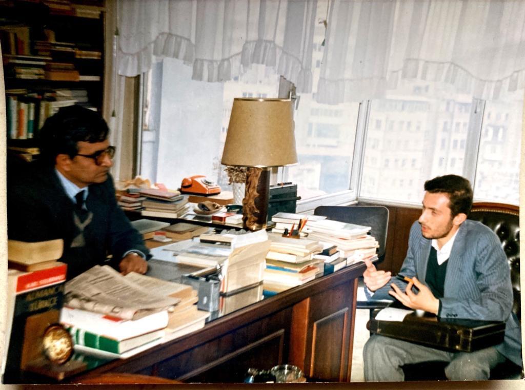 MustafaSentop's tweet photo. Prof. Dr. H. Hüsrev Hatemi’nin vefatı vesilesiyle ikiz kardeşi Prof. Dr. Hüseyin Hatemi hocamıza bugün taziye ziyaretinde bulunduk.
Tekrar Allah'tan rahmet diliyoruz.

Sohbet sırasında canlanan bir hatırayı paylaşmak istedim: 1988’de, üniversite öğrencisiyken çıkardığımız Teklif Dergisi için kendisiyle röportaj yapmıştık. Kapak konumuz, o yıllarda Türkiye’de henüz pek bilinmeyen “militan demokrasi” kavramıydı.