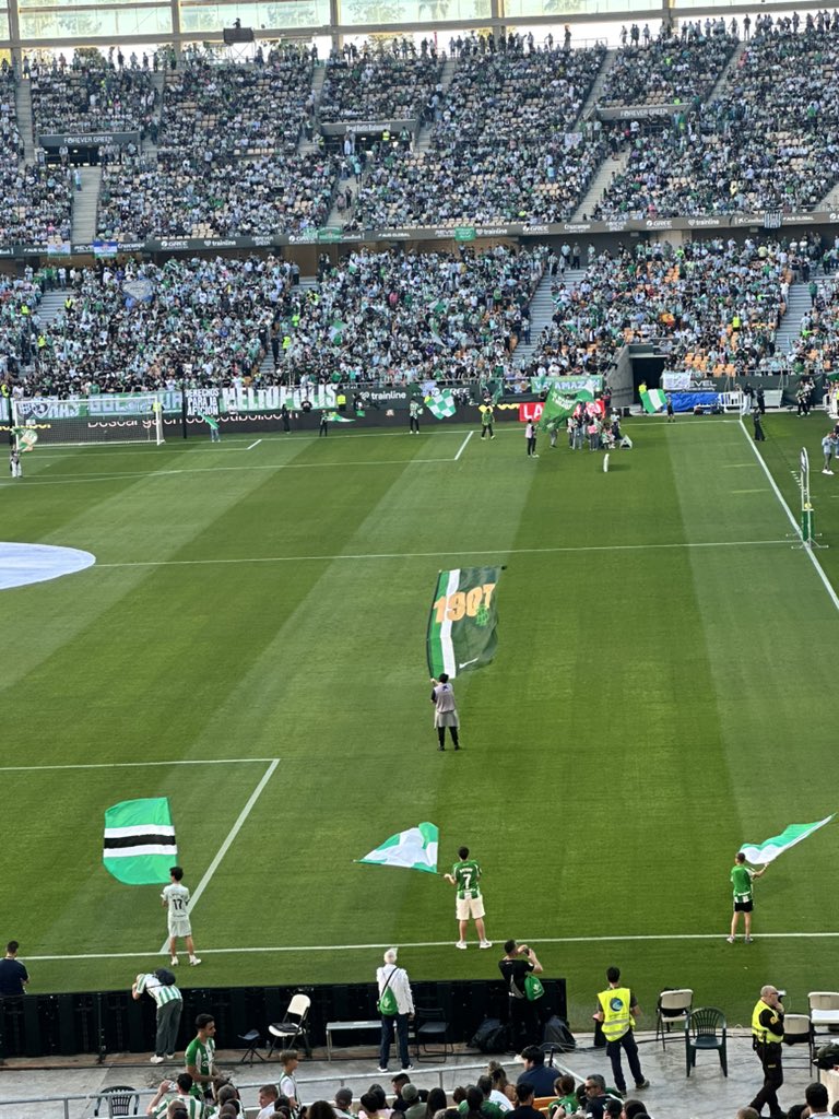raqueldiazd's tweet photo. Cambio de tercio. Pausa entre marchas y capirotes pa un ratito con mi equipo ⚽️💚 https://t.co/uwCBTFwOtz