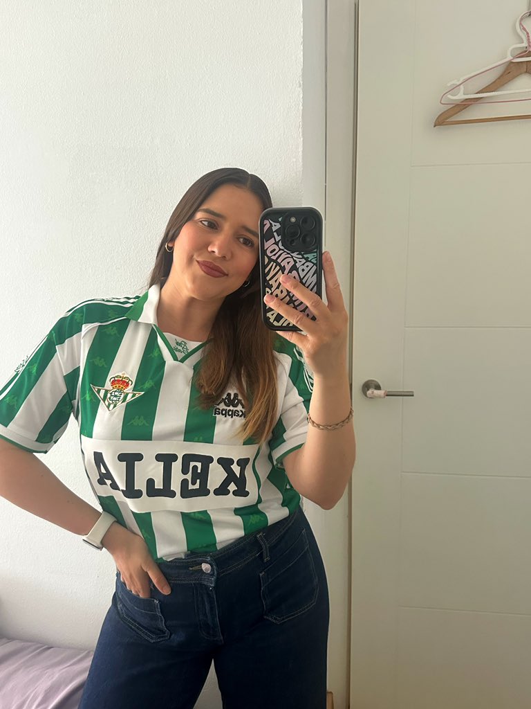 raqueldiazd's tweet photo. Cambio de tercio. Pausa entre marchas y capirotes pa un ratito con mi equipo ⚽️💚 https://t.co/uwCBTFwOtz