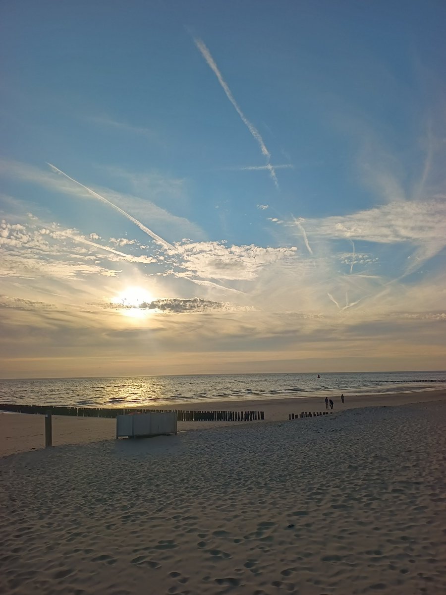 In de lucht gespoten chemische rotzooi bederft zonsondergang op het strand in Koudekerke.