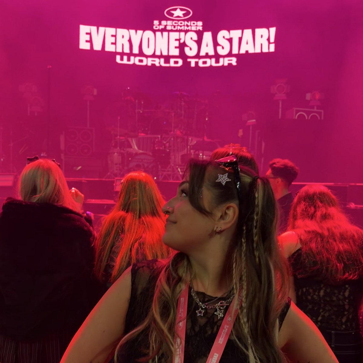 decodedjo's tweet photo. @5sos Everyone’s a star Manchester ⭐ #5sosmanchester https://t.co/BT0GEKL67Y