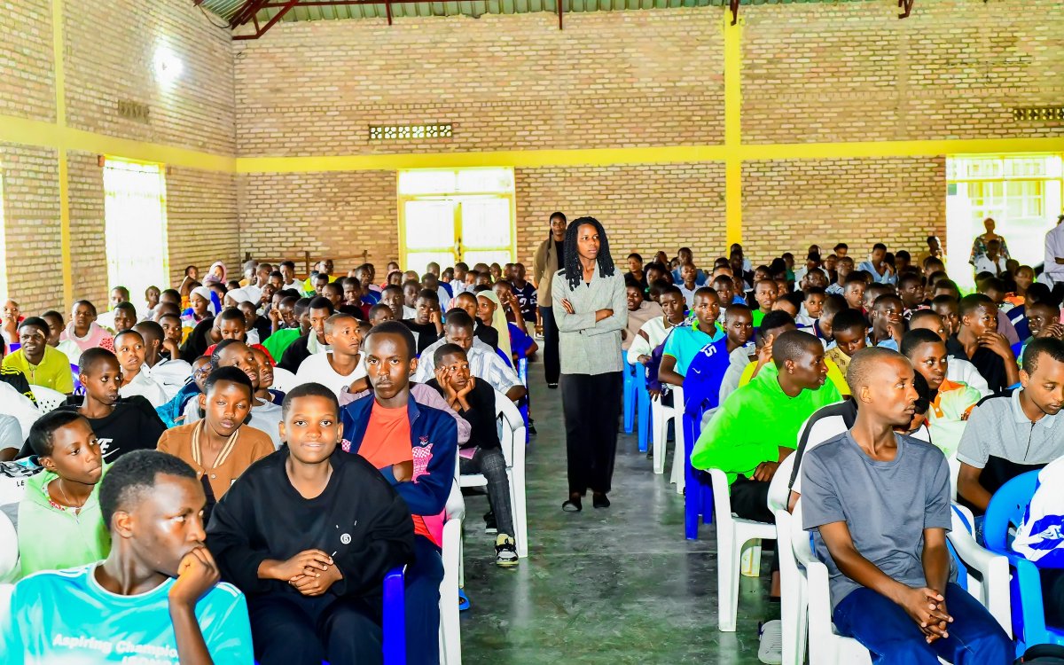 Muhangadis's tweet photo. 3/4
Mu butumwa bwe,Umuyobozi w’Akarere @KAYITAREJacky yibanze kugusobanurira uru rubyiruko amateka y’Igihugu,arusaba gusigasira ubumwe n’ubudaheranwa bw’Abanyarwanda,kurwanya ingengabitekerezo ya Jenoside no kubeshyuza abagoreka amateka y’Igihugu bifashishije imbuga nkoranyambaga https://t.co/HJEA7h5iBs