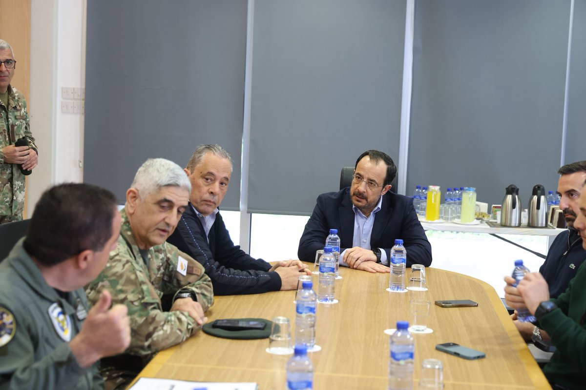 CYpresidency's tweet photo. Αναδεικνύοντας τον στρατηγικό ρόλο της Κύπρου στην ευρωπαϊκή και περιφερειακή πολιτική προστασία και ενισχύοντας τη συλλογική ικανότητα της Ευρώπης απέναντι στις προκλήσεις της κλιματικής κρίσης, η δημιουργία του Περιφερειακού Κέντρου Πυρόσβεσης της ΕΕ στην Πάφο, πρωτοβουλία που προέκυψε μέσα από συστηματική συνεργασία και πρόταση της Κυπριακής Δημοκρατίας, εντάσσεται στον ευρύτερο σχεδιασμό για ενίσχυση της ευρωπαϊκής πολιτικής προστασίας.

Στο πλαίσιο αυτό, ο Πρόεδρος της Δημοκρατίας @PresidentCYP @Christodulides επισκέφθηκε σήμερα την αεροπορική Βάση «Ανδρέας Παπανδρέου», όπου ενημερώθηκε για την πορεία υλοποίησης του Κέντρου, καθώς και για τις εργασίες επέκτασης και αναβάθμισης των υποδομών της Βάσης.

Το Κέντρο, το οποίο θα εγκαινιαστεί μαζί με την Πρόεδρο της Ευρωπαϊκής Επιτροπής κ. Ursula von der Leyen στο περιθώριο του άτυπου Ευρωπαϊκού Συμβουλίου στην Κύπρο, αναβαθμίζει τη χώρα μας σε περιφερειακό κόμβο για την αντιμετώπιση δασικών πυρκαγιών στην Ανατολική Μεσόγειο.