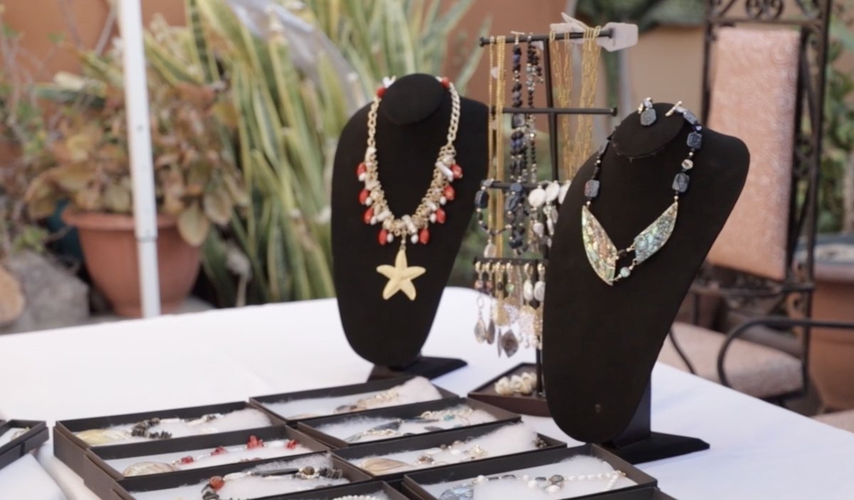 VisitMex's tweet image. Marisa de la Vega, artesana de Baja California Sur, crea desde hace más de 20 años joyería hecha a mano con materiales del mar y piedras preciosas. ✨🐚
Tradición, talento y orgullo que trascienden. 🌊🇲🇽

#BajaCaliforniaSur #HechoAMano #VisitMexico #MéxicoEstáDeModa