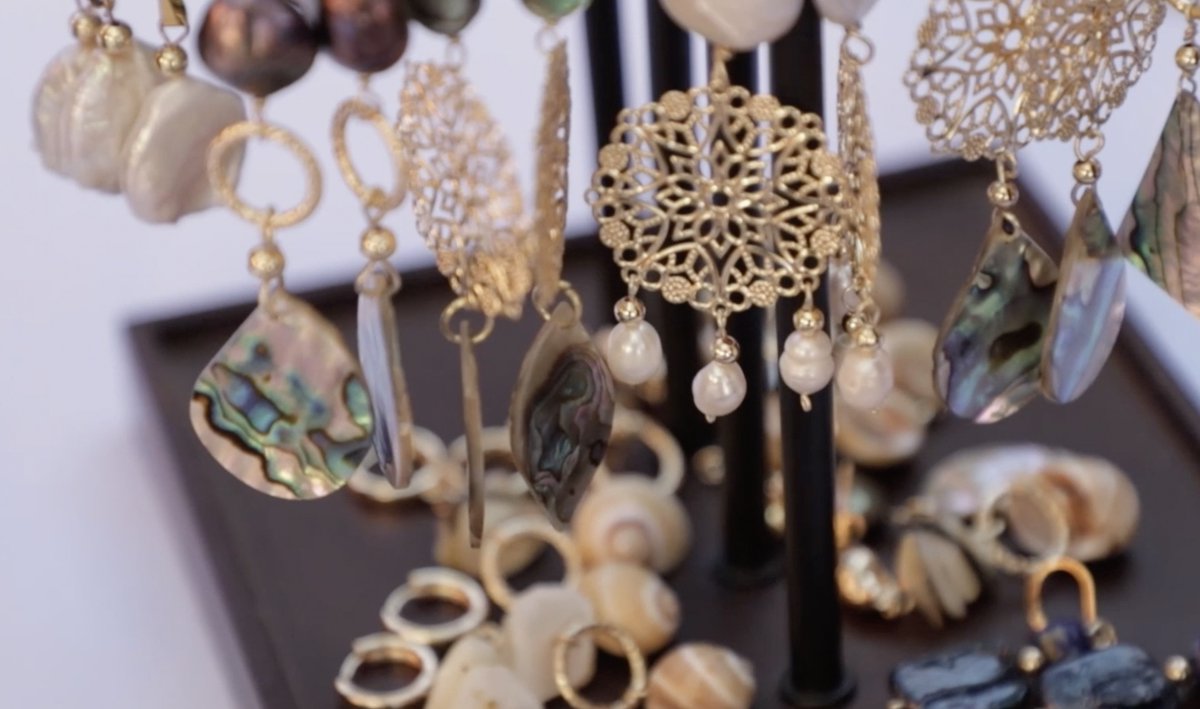 VisitMex's tweet image. Marisa de la Vega, artesana de Baja California Sur, crea desde hace más de 20 años joyería hecha a mano con materiales del mar y piedras preciosas. ✨🐚
Tradición, talento y orgullo que trascienden. 🌊🇲🇽

#BajaCaliforniaSur #HechoAMano #VisitMexico #MéxicoEstáDeModa