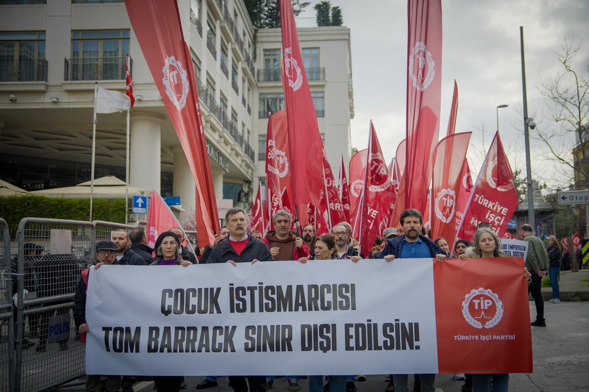 tipliogrenci's tweet photo. Bizden yıllar önce bu ülkenin devrimcilerinin yaptığı gibi, bugün biz de tam bağımsızlık talebimizle Dolmabahçe'ye yürüdük.

Emperyalizme, savaş baronlarına, NATO'ya karşı susmuyoruz. Eşit, özgür ve tam bağımsız bir memleketi biz gençler kuracağız! https://t.co/0NMxbcfqmw