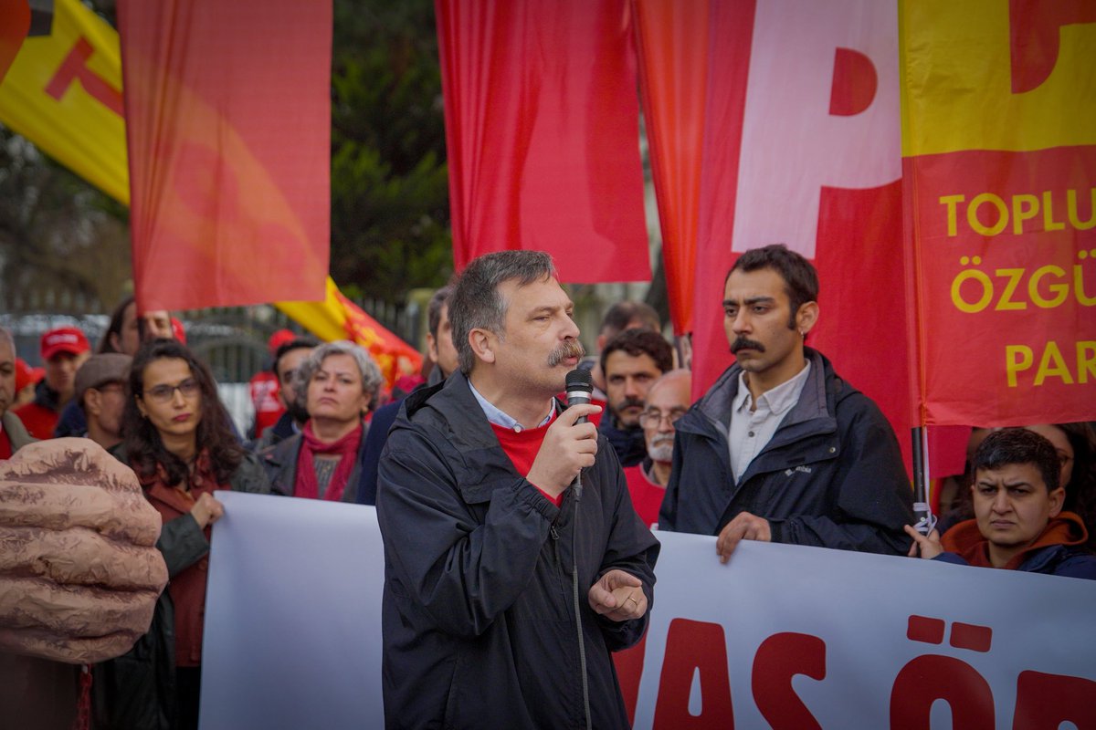 tipliogrenci's tweet photo. Bizden yıllar önce bu ülkenin devrimcilerinin yaptığı gibi, bugün biz de tam bağımsızlık talebimizle Dolmabahçe'ye yürüdük.

Emperyalizme, savaş baronlarına, NATO'ya karşı susmuyoruz. Eşit, özgür ve tam bağımsız bir memleketi biz gençler kuracağız! https://t.co/0NMxbcfqmw