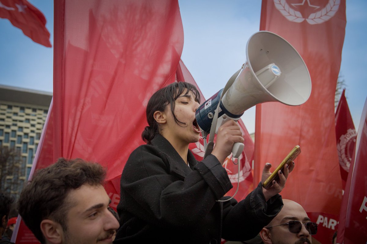 tipliogrenci's tweet photo. Bizden yıllar önce bu ülkenin devrimcilerinin yaptığı gibi, bugün biz de tam bağımsızlık talebimizle Dolmabahçe'ye yürüdük.

Emperyalizme, savaş baronlarına, NATO'ya karşı susmuyoruz. Eşit, özgür ve tam bağımsız bir memleketi biz gençler kuracağız! https://t.co/0NMxbcfqmw