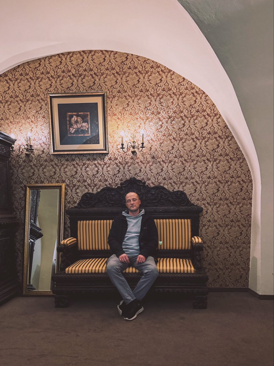 Shapelez's tweet photo. Tired. Random interior. https://t.co/XKv2TR2ElH