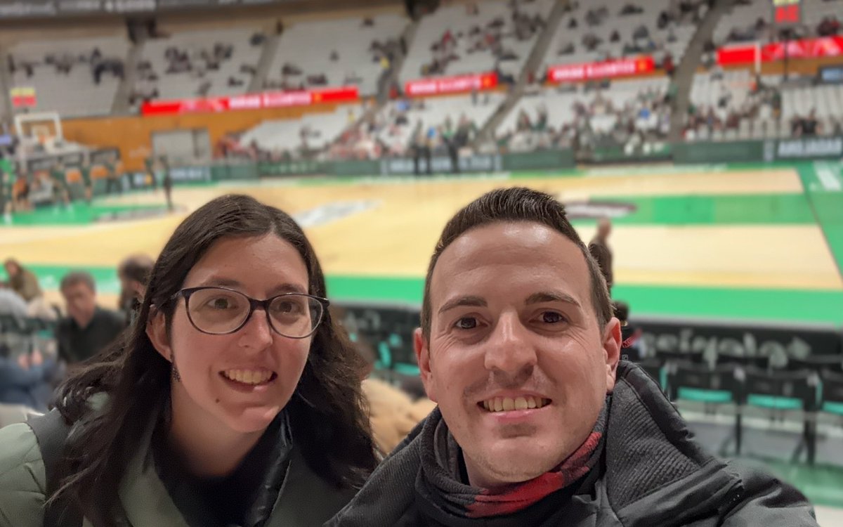 IvanMera3's tweet photo. SOM-HI!!! @Penya1930 #OlimpicVerdiNegre 
A disfrutar d’un gran partit!! Anims!! Amb companyia 
Gran músicote!!  @JordiMorenoFM https://t.co/W6pHVRzy3I
