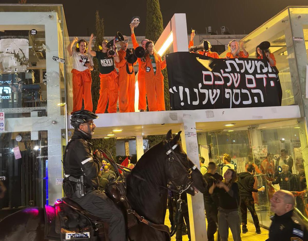 מחאת הסרבלים הכתומים tweet media