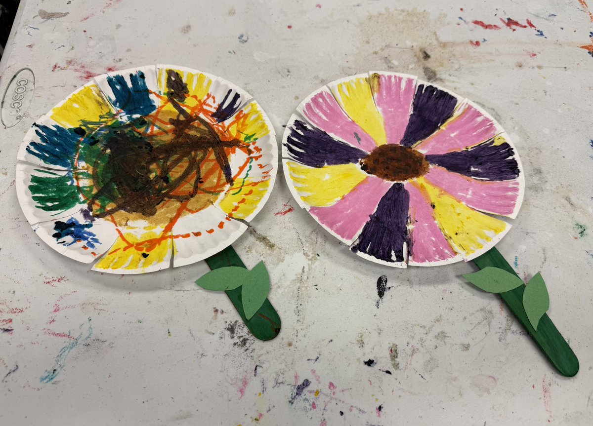 stomptheworld's tweet photo. Since it was a cloudy day we created some bright flowers in Daddy and Me today! One more session this Spring on 5/30. Join us. #DaddyAndMe #stlnonprofit #stlouis #stl #EarlyChildhoodEducation https://t.co/KPmMd1TEx3