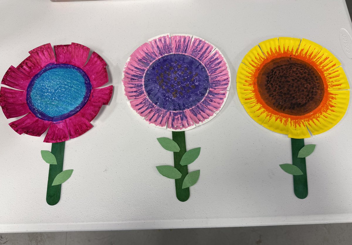 stomptheworld's tweet photo. Since it was a cloudy day we created some bright flowers in Daddy and Me today! One more session this Spring on 5/30. Join us. #DaddyAndMe #stlnonprofit #stlouis #stl #EarlyChildhoodEducation https://t.co/KPmMd1TEx3