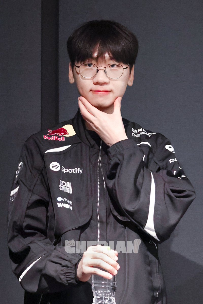 Cherish_Doran's tweet photo. 260404 LCK 정규 FM
집에 가고 싶지 않아요…ㅠㅠ
#도란 #Doran #최현준 #LCK https://t.co/3UBqM004kN