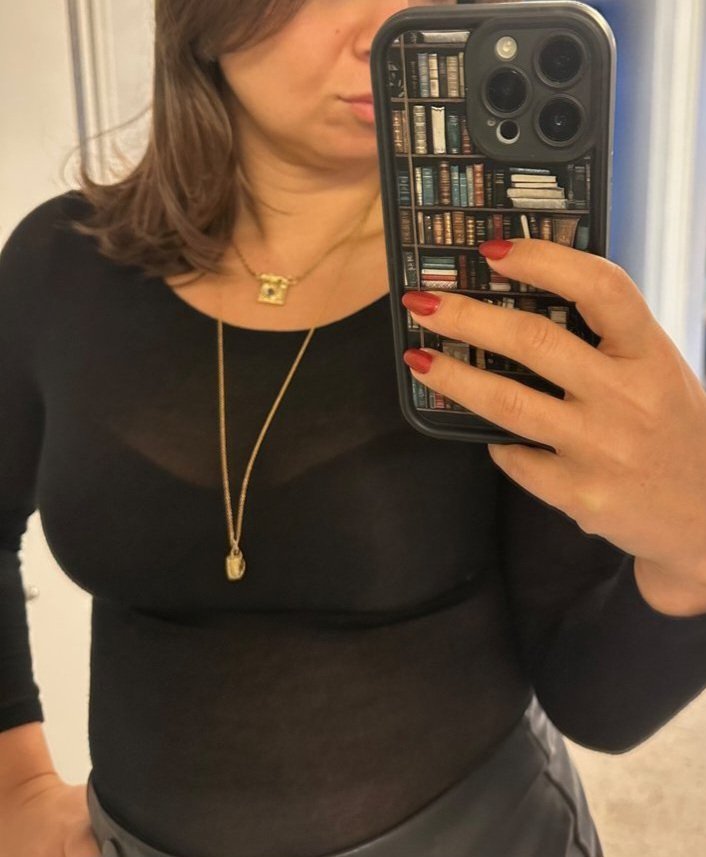 Aslan_asya_'s tweet photo. Karımla dışarı çıkıyoruz. Dominantlığı üstünde yine, anlaşılan ben karımı sikerken onun da ojeli parmakları götüme girecek gibi:) Sen karımın neresinden tahrik oldun? https://t.co/hMkWwUyox4