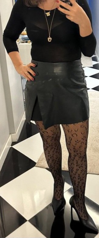 Aslan_asya_'s tweet photo. Karımla dışarı çıkıyoruz. Dominantlığı üstünde yine, anlaşılan ben karımı sikerken onun da ojeli parmakları götüme girecek gibi:) Sen karımın neresinden tahrik oldun? https://t.co/hMkWwUyox4
