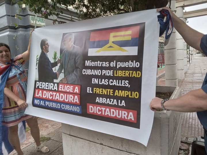 RomeroPiriz's tweet photo. Todos los comunistas, sus socios y cretinos útiles muy molestos con este cartel. Parece que les pegó en el alma. https://t.co/iL2FNtVx9L