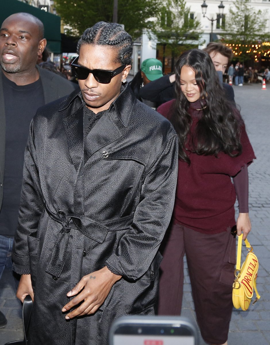 Rihanna Gallery tweet media