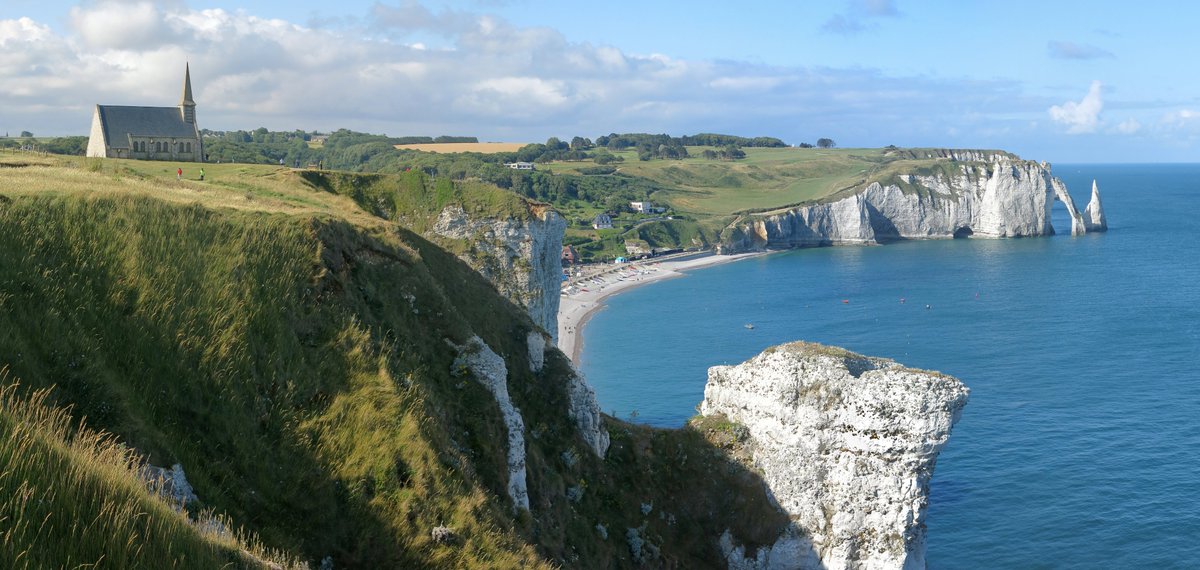 ThereseBaillard's tweet image. La #chapelle Notre-Dame de la Garde et les falaises à #Etretat en #Normandie. Édifiée par les marins qui portèrent à dos et à bras les matériaux, détruite par les Allemands en 1942 elle est reconstruite en pierre de taille, avec des gargouilles à têtes de poisson.