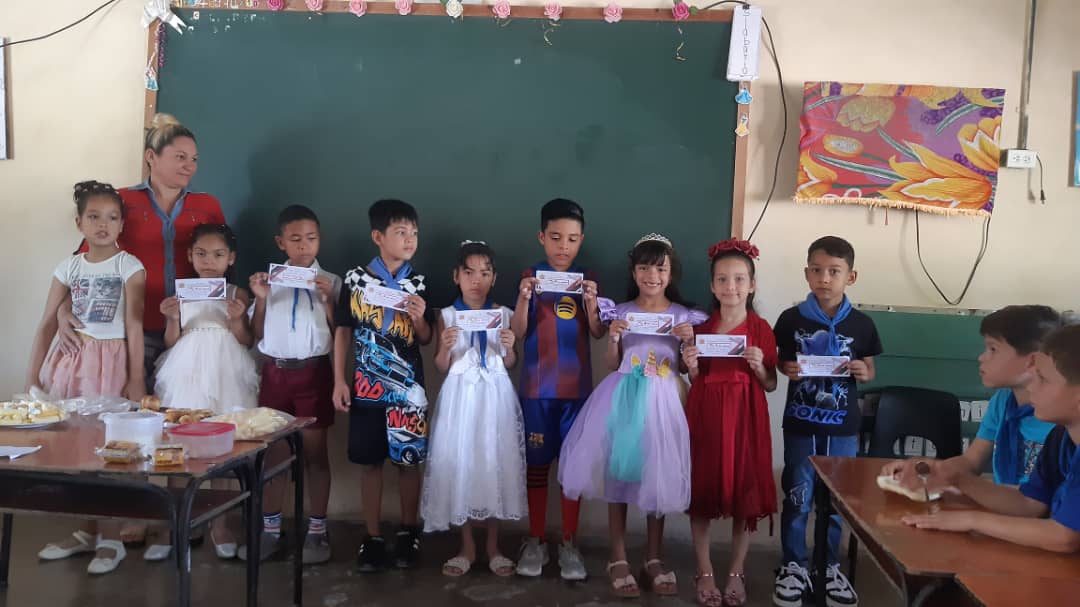 LimaPrimaria's tweet photo. Reconocimiento a los pioneros que alcanzan la Distinción Cuatro de abril #OPJM #Cacocum #100AñosConFidel https://t.co/rHyfVvuVVf