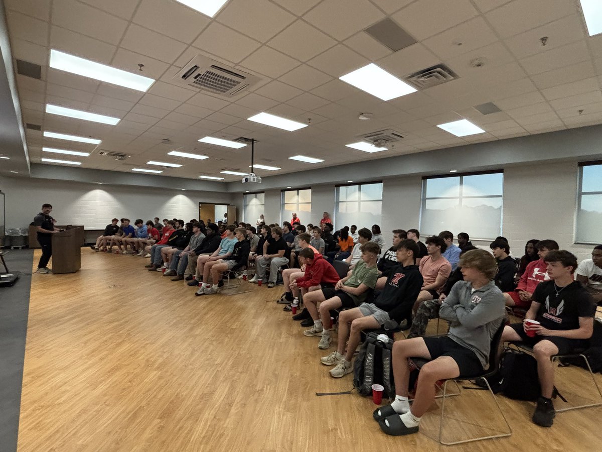 MorganCounty_FB's tweet image. Coach Williams with a great message this past Wednesday for our third rise-up meeting! Go Dogs! 
#family #noexcuses #buildingmen #morethanfootball