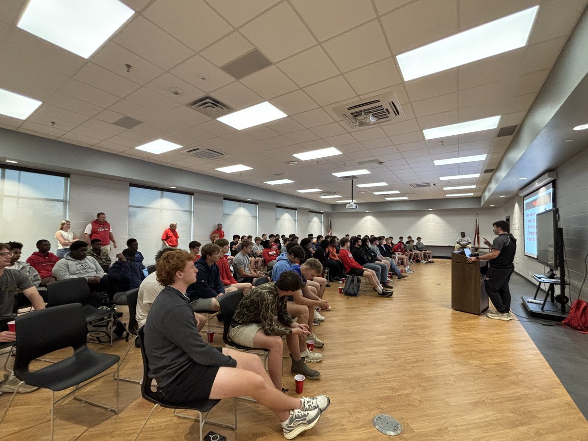 MorganCounty_FB's tweet image. Coach Williams with a great message this past Wednesday for our third rise-up meeting! Go Dogs! 
#family #noexcuses #buildingmen #morethanfootball