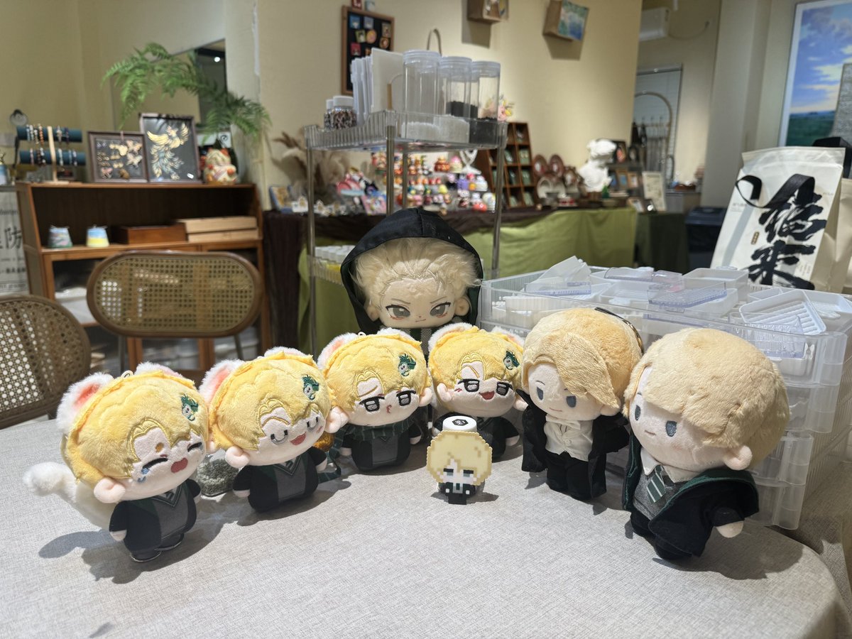 Goodluckdm0605's tweet image. Collected seven Draco dolls to summon a Draco perler bead!
Friend made it while I was doing glasswork.
And check out my teal butterfly and Golden Snitch!
#DracoMalfoy #hp