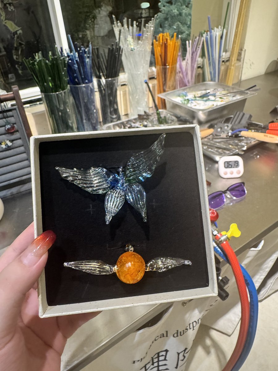 Goodluckdm0605's tweet image. Collected seven Draco dolls to summon a Draco perler bead!
Friend made it while I was doing glasswork.
And check out my teal butterfly and Golden Snitch!
#DracoMalfoy #hp