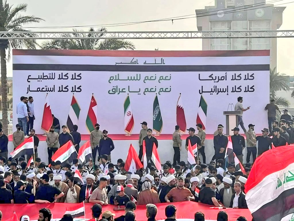 🔴هذه اللوحة، وبجوارها أعلام دول الخليج وإيران في هذا التوقيت، ليست مجرد رمز…
بل رسالة لقادة هذه الدول بأن يُحكّموا العقل ويوحّدوا صفوفهم في مواجهة التتار الجدد .
فحين تتوحد مواقفهم ، تصبح كلمتهم أقوى… وتأثيرها اكبر 

كلا كلا إسرائيل
كلا كلا أمريكا
كلا كلا استعمار
