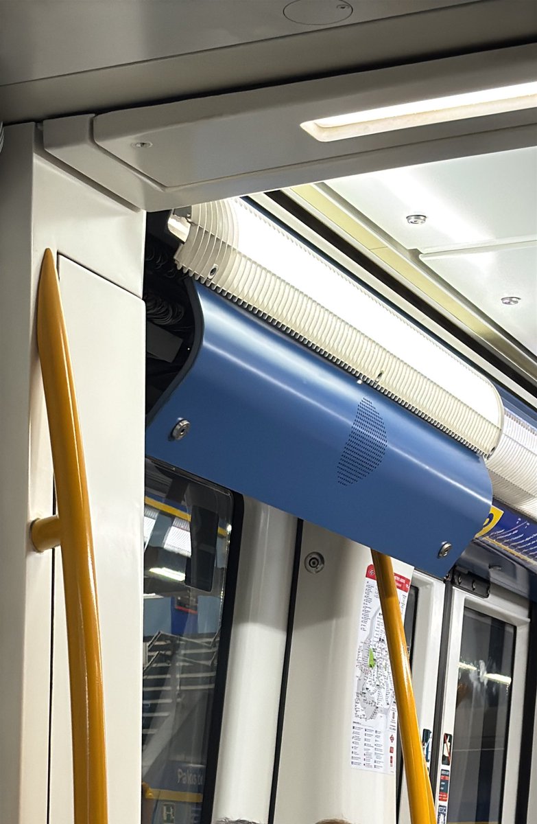 Daniel_MChaves's tweet photo. @metro_madrid En el coche S3183 de la Linea 3 dirección Moncloa está descolgado esa parte del techo. Que venga algún técnico a revisarlo https://t.co/kZc8xL2JxC