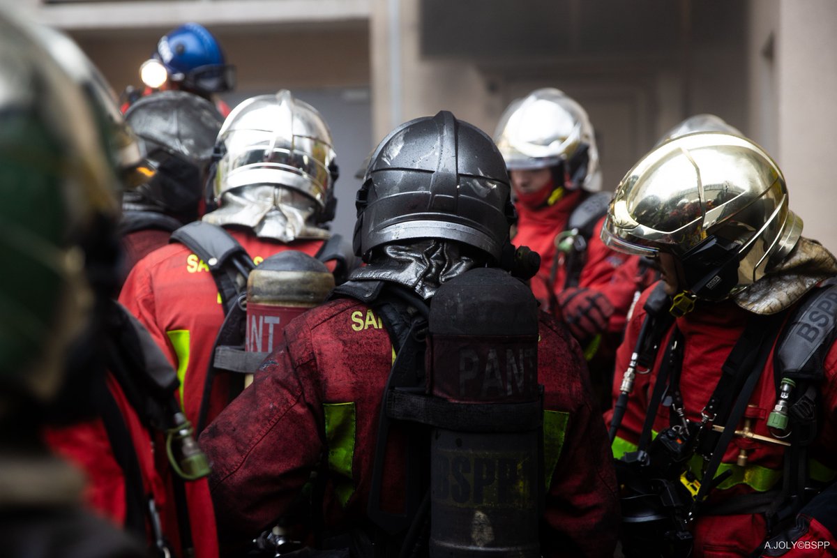 PompiersParis's tweet image. [🚨#Intervention] Ce samedi 04 avril, vers 14h00, les sapeurs-pompiers de Paris sont intervenus pour un feu de parc de stationnement couvert à Pantin (93).

🔥L’incendie concernait un véhicule de tourisme situé dans un parking d’une surface de 4000 m² environ.

👨‍🚒Une lance est