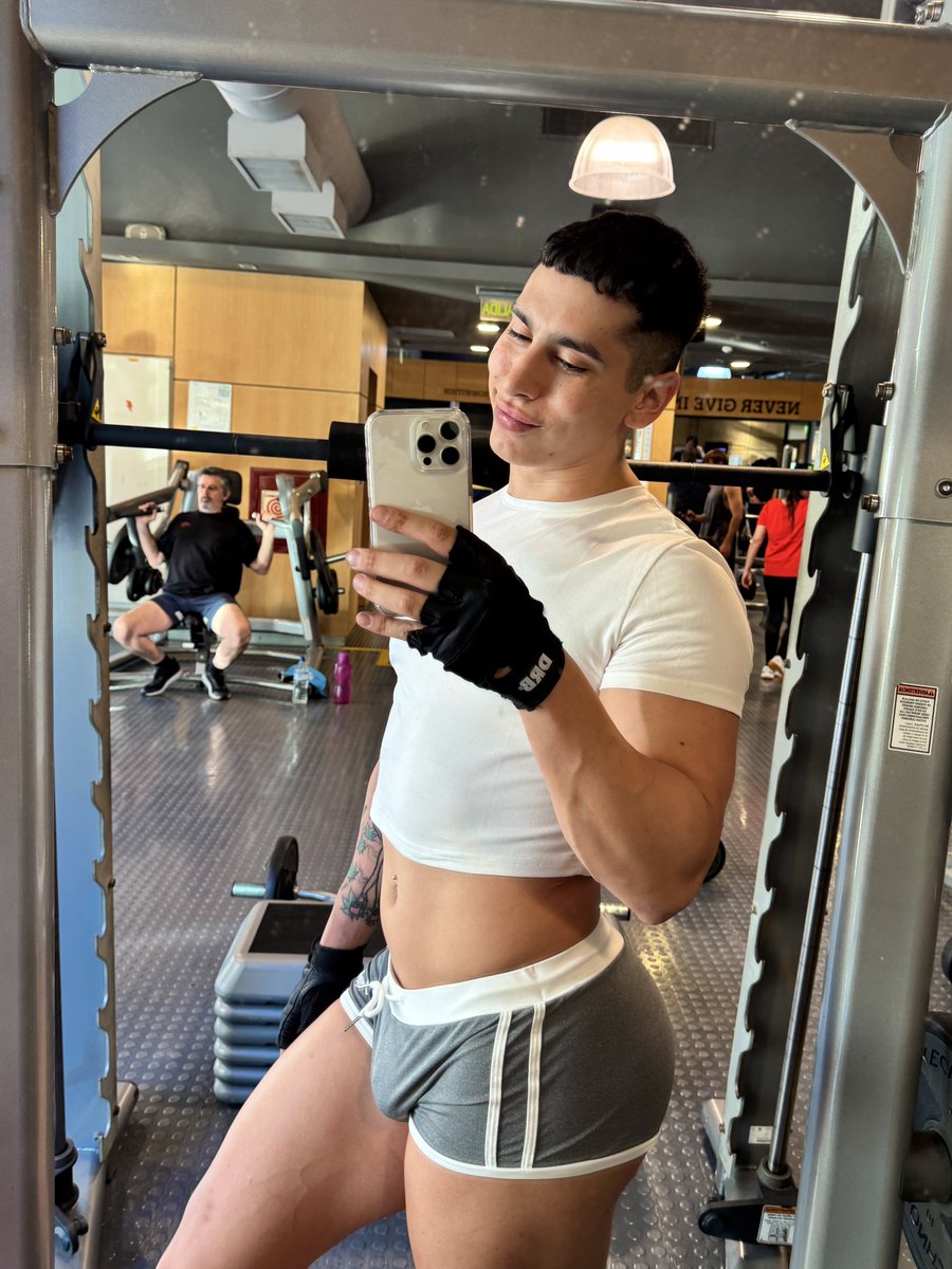 Emi Vela tweet media