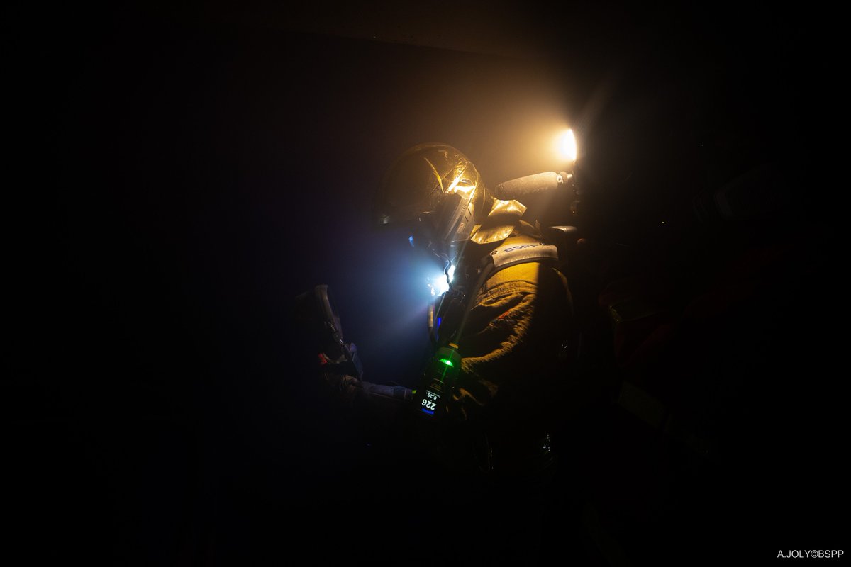 PompiersParis's tweet image. [🚨#Intervention] Ce samedi 04 avril, vers 14h00, les sapeurs-pompiers de Paris sont intervenus pour un feu de parc de stationnement couvert à Pantin (93).

🔥L’incendie concernait un véhicule de tourisme situé dans un parking d’une surface de 4000 m² environ.

👨‍🚒Une lance est