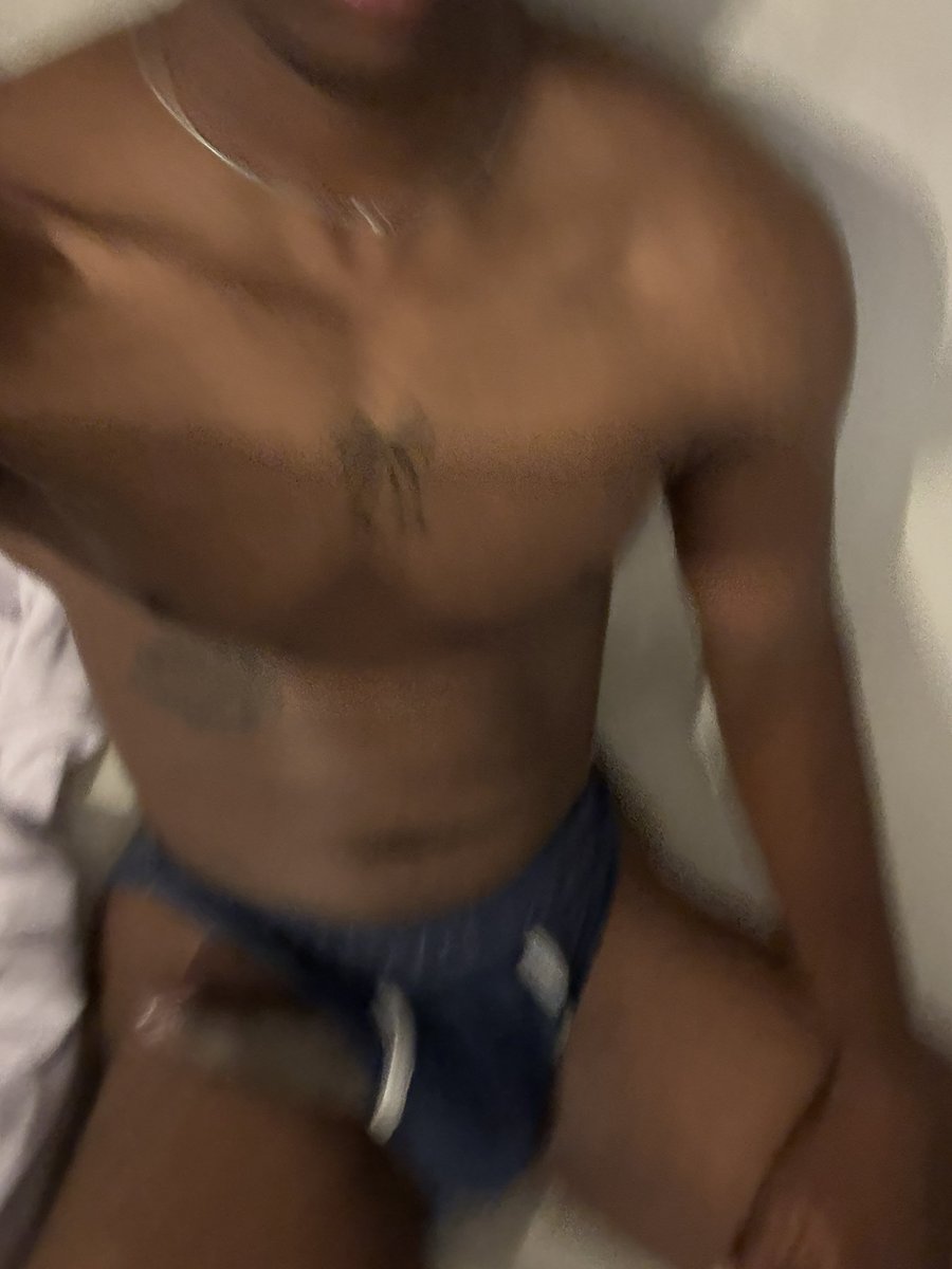 Tu es genre boxer ou slip 

Viens au pieds sniffer mon slip grosse merde