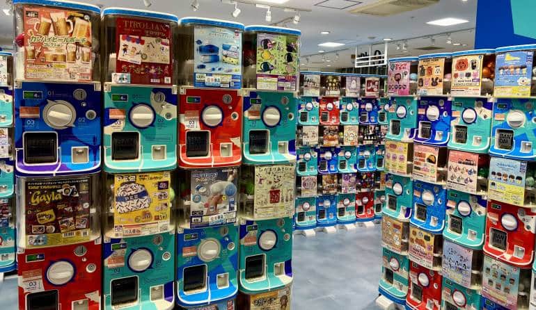 thisthingrules's tweet photo. #ThisThingRulesTrivia 🪀

The first Gachapon machine was invented in 1965 by Ryuzo Shigeta. Shigeta wanted to improve upon the haphazard way American vending machines dispensed their contents, and so he set up a machine in his Tokyo shop that sold items inside of plastic balls. https://t.co/6r5h5NJGNy