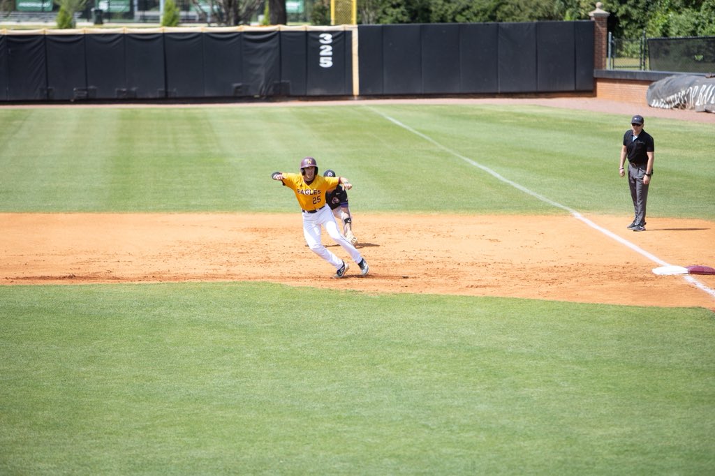 WinthropBSB's tweet photo. go timeeee 

#BigSouthBSB | #ROCKtheHILL https://t.co/uey7gAEfhr