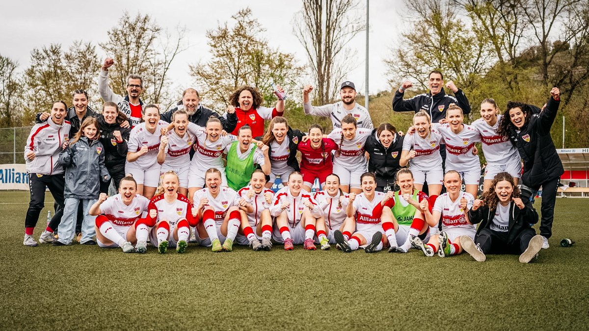 VfB_Frauen's tweet photo. Vier Treffer gab es heute auch in Obertürkheim: Unsere VfB Frauen II sind durch einen 4:1-Heimsieg gegen Oberligist TSV Neuenstein ins wfv-Pokalfinale eingezogen. Die Treffer erzielten Lavinia #Haas (2), Leonie #Kopp und Anja #Selensky.
Ist das stark, Mädels! Und jetzt: Holt euch den Pott! 🏆⚪🔴
_
#VfBFrauen | #VfB