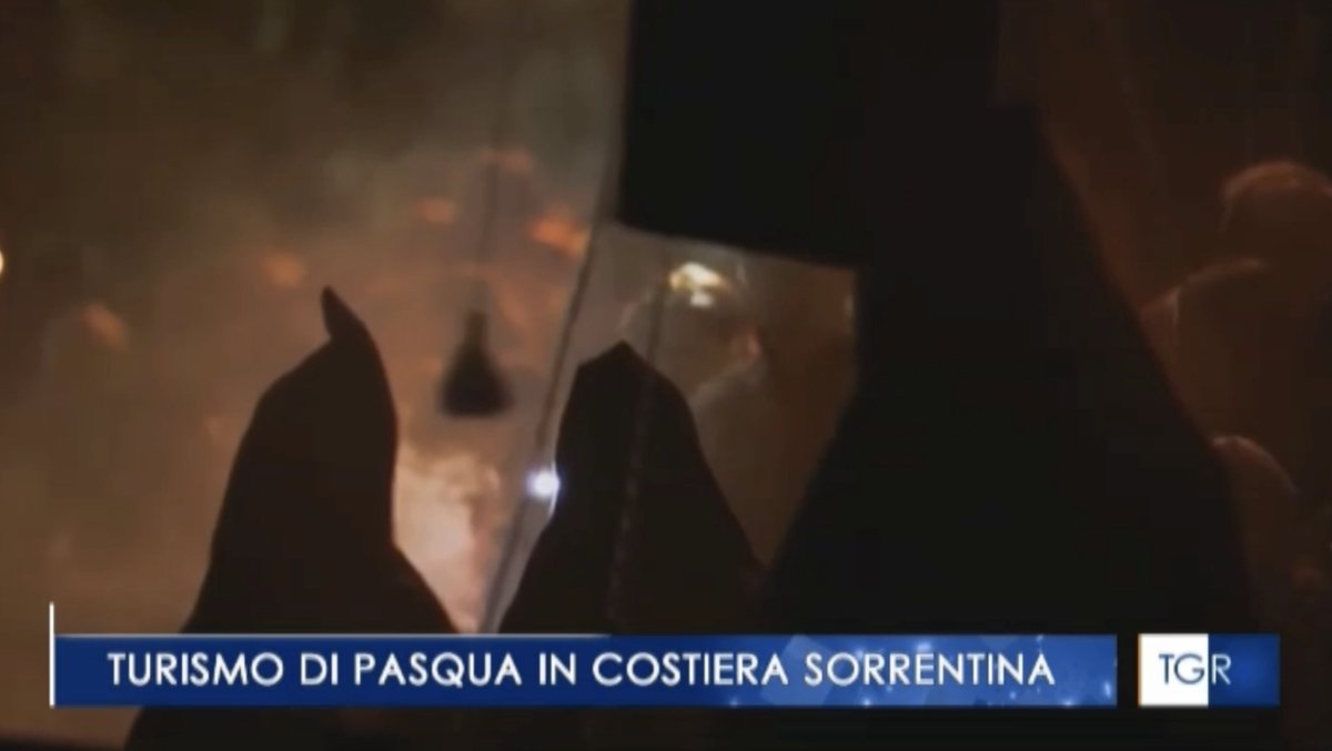 Temperature miti e un sole splendente in una Sorrento piena di turisti, rapiti dal fascino dei Riti della Settimana Santa. 
Senza dimenticare le attrazioni gastronomiche dei dolci tipici pasquali.
Il servizio della Tgr Rai Campania: agopress.it/pasqua-a-sorre…