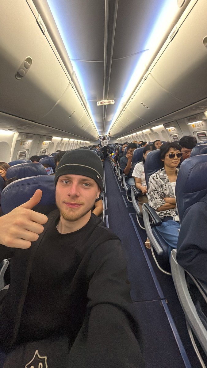 SirZoot420's tweet photo. they don't know i'm higher than this plane rn.. #weed https://t.co/iKYz6DVCG3