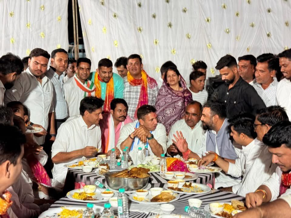 VipinWankhede_'s tweet photo. ग्राम गोयत,हरदा में राजेश पटेल जी द्वारा मां नर्मदा जी की पैदल परिक्रमा पूर्ण करने के अवसर पर आयोजित भंडारे में प्रदेश कांग्रेस अध्यक्ष जीतू पटवारी जी एवं रोहतक(हरियाणा) से सांसद दीपेंद्र हुड्डा जी के साथ सम्मिलित हुआ। https://t.co/dzEH1LkeuS