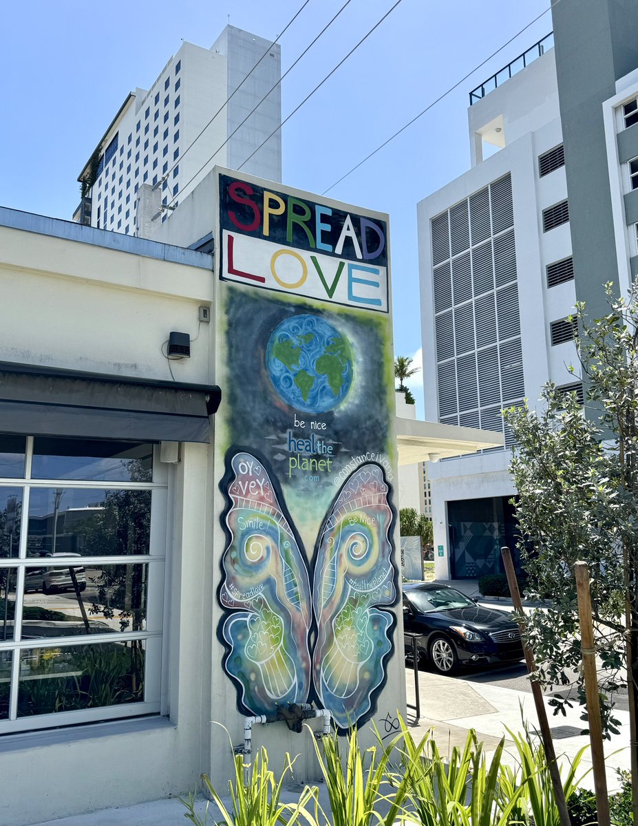 SashaEats's tweet image. Today’s message 🥰 #SpreadLove 🦋