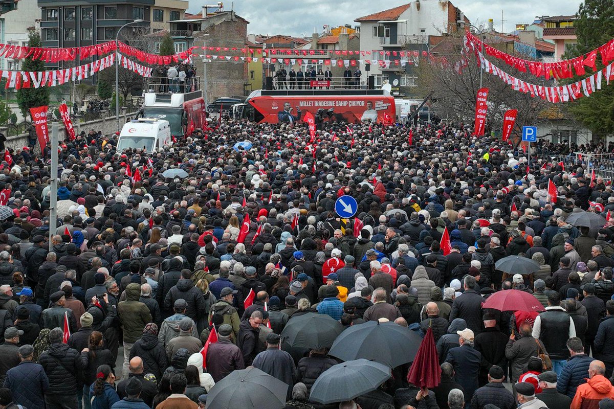 “Andolsun ki bu otobüs buraya yine gelecek. Yine bu otobüsün üstüne çıkacağız. 

Bu sefer bu otobüsün üstüne iktidar partisinin genel başkanı olarak çıkacağım. Size söz veriyorum.”

Genel Başkanımız Özgür Özel

📍Kütahya, 103. eylem