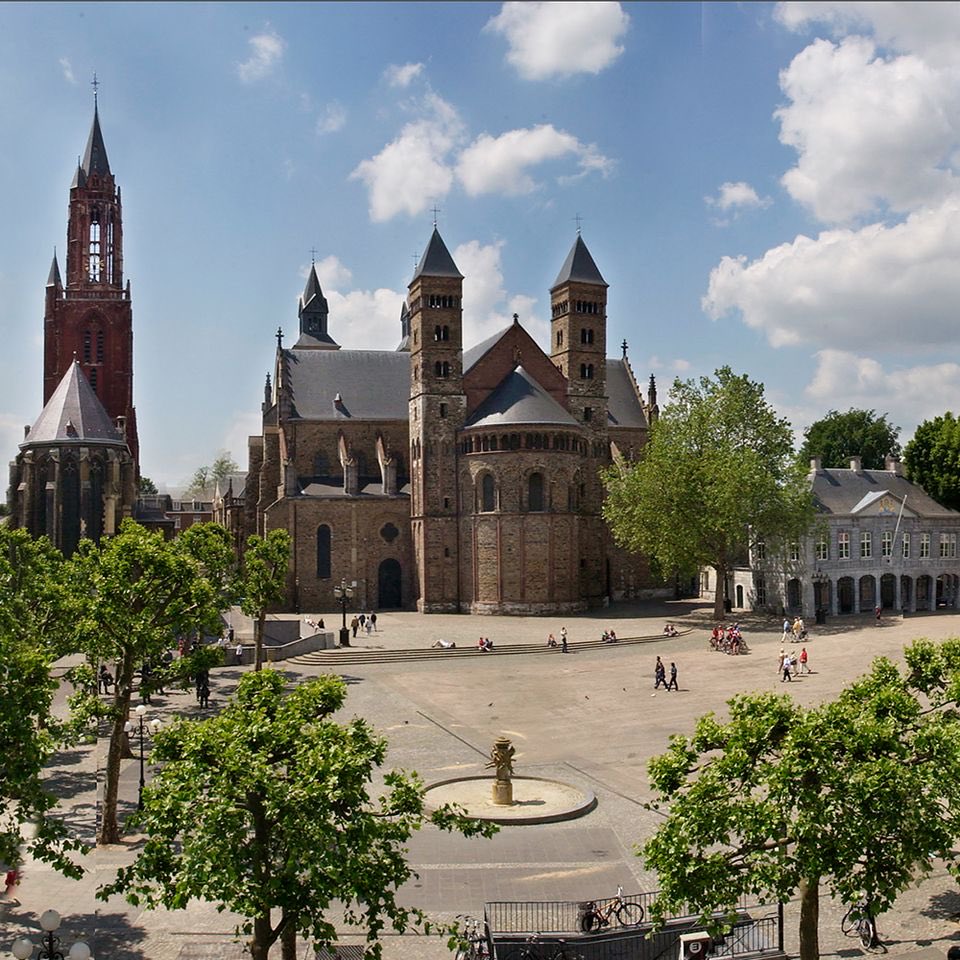 petrushjk's tweet photo. Zondag 5 april om 10.00 uur kunt u bij rtvmaastricht kijken naar een rechtstreekse tv-uitzending in de Sint Servaasbasiliek in Maastricht. https://t.co/aKrGHQBi1M