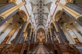 petrushjk's tweet photo. Zondag 5 april om 10.00 uur kunt u bij rtvmaastricht kijken naar een rechtstreekse tv-uitzending in de Sint Servaasbasiliek in Maastricht. https://t.co/aKrGHQBi1M