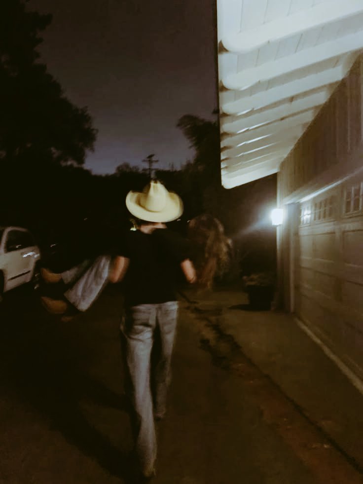 Leriam?
#Au: Onde, três anos após o término, Niara Lisboa se vê sempre disputando com seu ex  do top 1 Brasil do Spotify a todos os prêmios.
Ou
Onde Mateus Oliveira paga a imprensa para fingir que foi visto com Nyx, só para fazer ela falar com ele.
#entrelaçoseamassos