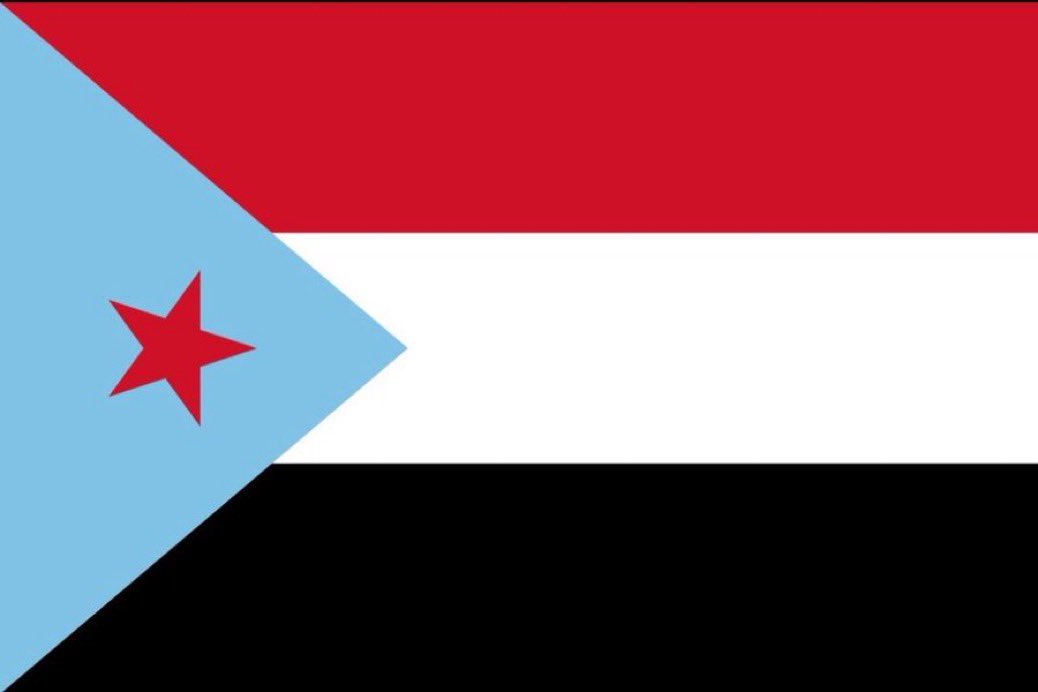 a_n_alawlaqi's tweet photo. بيان هـام صادر عن الوفد الجنوبي في الرياض

يا جماهير شعبنا الجنوبي الأبيّ،
يا حماة الأرض والكرامة في #حضرموت الإباء والصمود،

ببالغ الغضب والاعتزاز، يتابع الوفد الجنوبي في الرياض ما يتعرض له شعبنا الجنوبي الأبي في الداخل من اعتداءات وحشية وممارسات قمعية تتنافى مع كافة القيم الإنسانية والقوانين الدولية، جراء خروجه السلمي للتعبير عن تطلعاته وقضيته الوطنية العادلة. 

إننا وأمام هذا الصلف والتمادي في استخدام القوة ضد المدنيين، ندين بأشد العبارات تلك الأفعال الهمجية التي تهدف إلى النيل من إرادة شعبنا وكسر عنفوانه والتي كان أخرها ما تعرض له أبناء شعبنا من المتظاهرين السلميين اليوم في مدينة المكلاء ، مؤكدين أن دماء الجنوبيين ليست رخيصة وأن سياسة الترهيب لن تزيدنا إلا ثباتاً على الحق.

وعليه، فإننا نحمّل الحكومة اليمنية ممثلةً بوزيري الدفاع والداخلية، وكذا محافظ محافظة حضرموت، المسؤولية الكاملة عن هذه الانتهاكات الصارخة، ونطالب بإقالتهم الفورية من مناصبهم وإحالتهم للتحقيق والمحاسبة على ما اقترفوه من جرائم بحق المتظاهرين السلميين. 

كما نشدد على ضرورة فتح تحقيق عاجل وشفاف بإشراف دولي لكشف الجناة وضمان عدم تكرار هذه التجاوزات التي تقوض فرص السلم والأمن والإستقرار .

وانطلاقاً من مسؤوليتنا الوطنية والأخلاقية تجاه تضحيات شعبنا، يعلن الوفد الجنوبي عن تعليق كافة أنشطته ومهامه الرسمية في الرياض فوراً، ويؤكد أن العودة لممارسة أي نشاط سياسي أو تفاوضي مرهونة بالاستجابة الكاملة لمطالبنا، وعلى رأسها إقالة المتسببين في هذه الأحداث ومحاسبتهم، ووقف كافة أشكال الاستفزاز والاستعراض بالقوة في مدن الجنوب. 

إننا ندعو المجتمع الدولي والإقليمي، وفي مقدمتهم قيادة المملكة العربية السعودية، إلى التدخل الفوري لوقف هذه الانتهاكات وتوفير الحماية لشعبنا الجنوبي الذي يمارس حقه المشروع في التعبير والتظاهر السلمي، كما نهيب بكافة المنظمات الحقوقية والإنسانية القيام بواجبها في رصد وتعرية هذه الممارسات القمعية أمام الرأي العام العالمي.

ختاماً،
إن الوفد الجنوبي سيظل منحازاً بالكامل لإرادة الشعب في الميادين، ولن تكون طاولات الحوار إلا وسيلة لتحقيق تطلعاتكم. 

كما نؤكد أن نضالنا مستمر حتى تطهير كل شبر من أرض الجنوب العربي.

المجد والخلود للشهداء الأبرار
الشفاء العاجل للجرحى.. الحرية للأسرى . 
وإنه لنضال حتى الاستقلال

صادر عن الوفد الجنوبي
الرياض
4 ابريل 2026