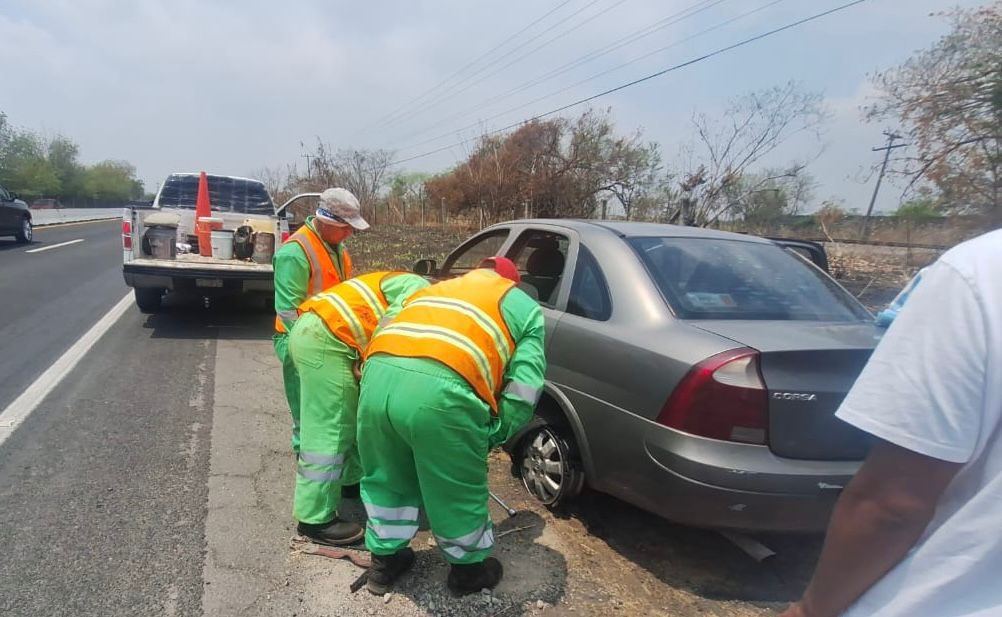 SICT_Veracruz's tweet photo. 🚧 En este periodo vacacional nuestras brigadas continúan brindando auxilio vial en diversos tramos de la Red Carretera Federal Libre de Peaje.

🛠️ El operativo contempla asistencia gratuita en casos de fallas mecánicas, ponchaduras, falta de combustible y sobrecalentamiento de vehículos.

⛽ También se brinda apoyo y orientación a las y los usuarios ante cualquier situación en carretera.
