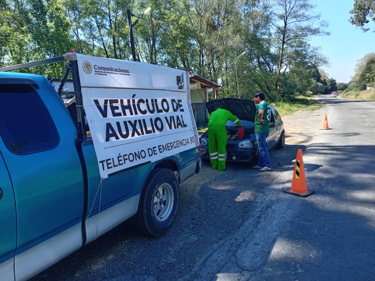 SICT_Veracruz's tweet photo. 🚧 En este periodo vacacional nuestras brigadas continúan brindando auxilio vial en diversos tramos de la Red Carretera Federal Libre de Peaje.

🛠️ El operativo contempla asistencia gratuita en casos de fallas mecánicas, ponchaduras, falta de combustible y sobrecalentamiento de vehículos.

⛽ También se brinda apoyo y orientación a las y los usuarios ante cualquier situación en carretera.