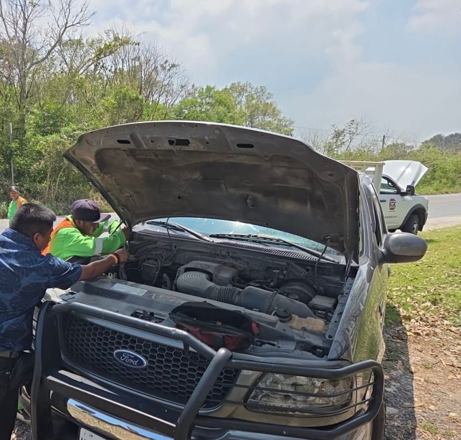 SICT_Veracruz's tweet photo. 🚧 En este periodo vacacional nuestras brigadas continúan brindando auxilio vial en diversos tramos de la Red Carretera Federal Libre de Peaje.

🛠️ El operativo contempla asistencia gratuita en casos de fallas mecánicas, ponchaduras, falta de combustible y sobrecalentamiento de vehículos.

⛽ También se brinda apoyo y orientación a las y los usuarios ante cualquier situación en carretera.