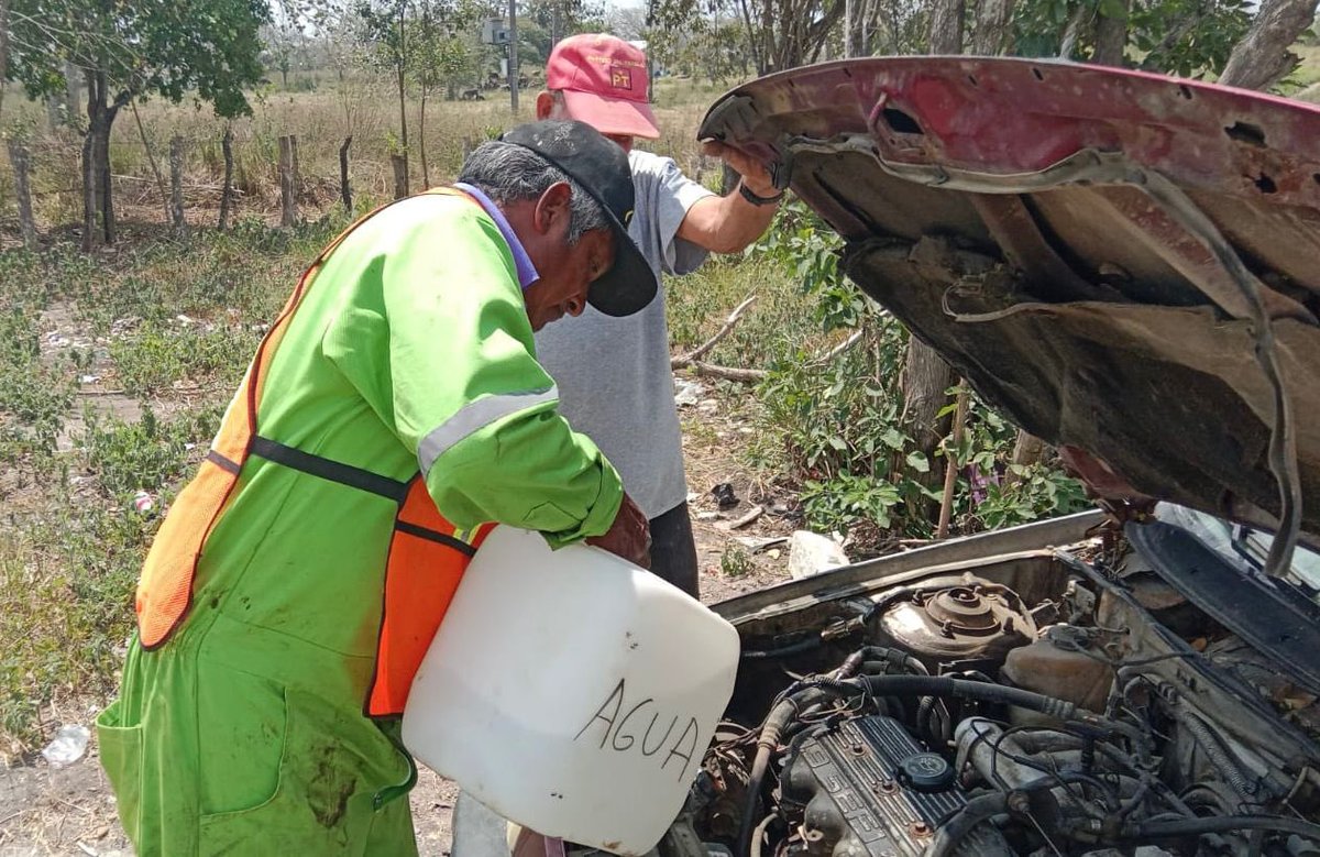 SICT_Veracruz's tweet photo. 🚧 En este periodo vacacional nuestras brigadas continúan brindando auxilio vial en diversos tramos de la Red Carretera Federal Libre de Peaje.

🛠️ El operativo contempla asistencia gratuita en casos de fallas mecánicas, ponchaduras, falta de combustible y sobrecalentamiento de vehículos.

⛽ También se brinda apoyo y orientación a las y los usuarios ante cualquier situación en carretera.
